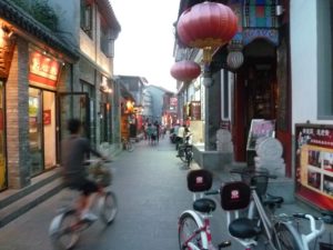 夜の北京紀行：什刹海(シーチャーハイ)に浮かぶ月