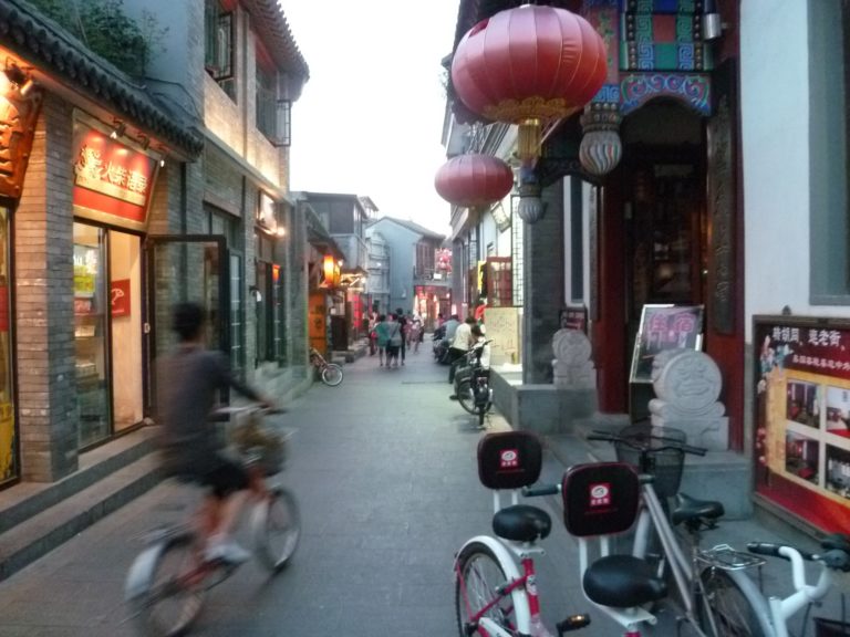 夜の北京紀行：什刹海(シーチャーハイ)に浮かぶ月