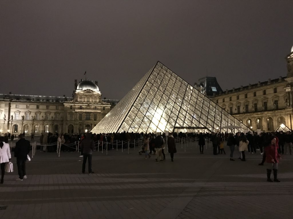 夜のルーブル美術館