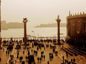 音楽と巡る写真紀行: 劇空間のような街ヴェネツィアの路地を歩く（イタリア）