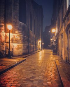 音楽と巡る写真紀行：パリ1区の夜散歩　石畳の路地とサン・ロック教会、パリに似合う音楽