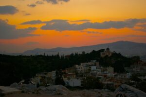 ギリシャ グルメの旅：夜のタベルナでギリシャ料理を食べる: アテネ