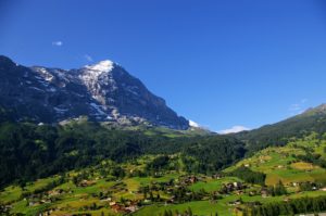 スイス・アルプスへの旅：グリンデルヴァルトから見る名峰アイガーの北壁