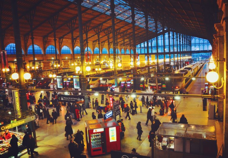 パリ北駅の夕暮れ｜旅人が交差する駅と、40年ぶりの夫婦の記憶