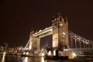 夜の散歩シリーズ：ロンドン、テムズ川沿いの灯りを歩く