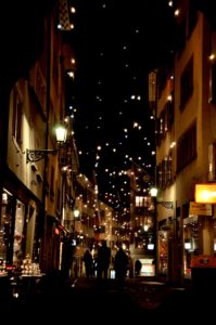 夜の散歩シリーズ：クリスマスのチューリッヒ、灯りの中の旧市街へ