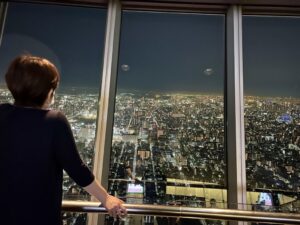 東京スカイツリーで空中散歩を楽しむ