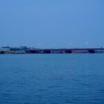 江戸川の夕暮れ。橋の上の街灯が美しい